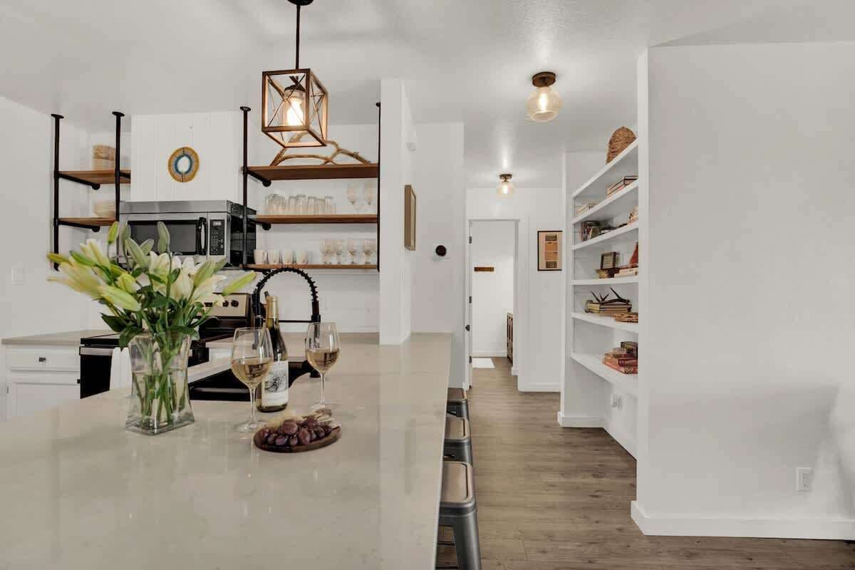 Apartment, Multiple Beds, Hot Tub (907 Hill St #3) | Private kitchen