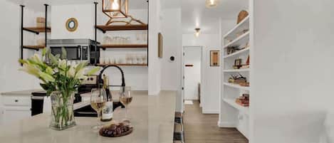 Apartment, Multiple Beds, Hot Tub (907 Hill St #3) | Private kitchen