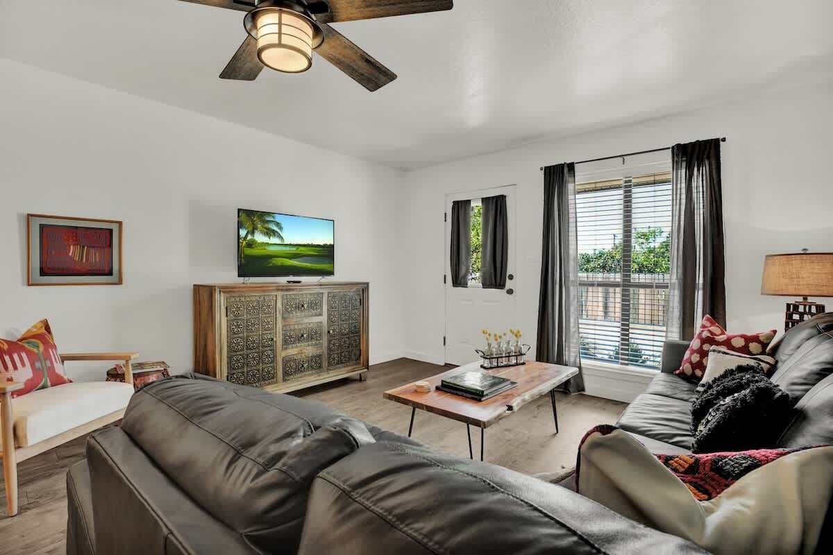 Apartment, Multiple Beds, Hot Tub (907 Hill St #3) | Living area