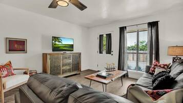 Apartment, Multiple Beds, Hot Tub (907 Hill St #3) | Living area