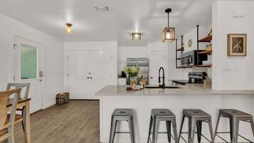 Apartment, Multiple Beds, Hot Tub (907 Hill St #3) | Dining