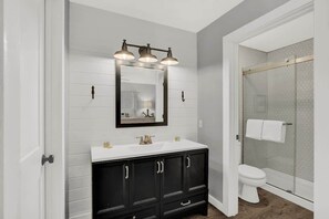 Apartment, Multiple Beds, Hot Tub (907 Hill St #3) | Bathroom - Wanderlust #3 Hot Tub Shared Outdoor Space (Fredericksburg)
