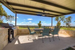 Terrace/patio - Luxury Cottage With Views Fireplace & Grill! (Fredericksburg)