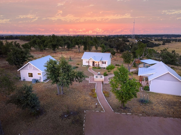 Exterior - Luxury Cottage With Views Fireplace & Grill! (Fredericksburg)