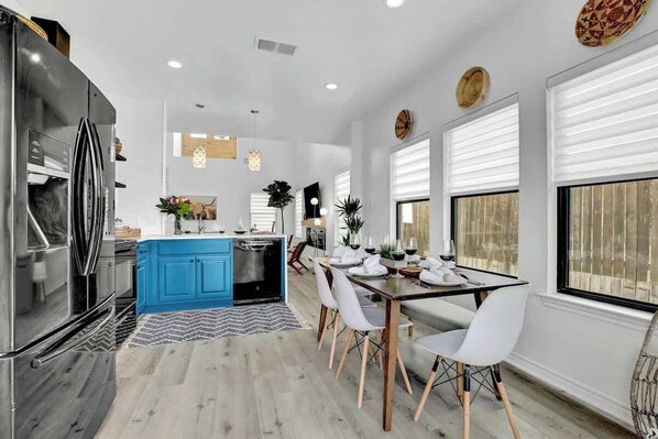 Casa, varias camas, bañera de hidromasaje (510 Mueller St #13) | Cocina privada | Cafetera o tetera