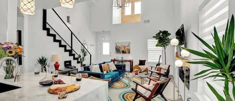 Hus - flera sängar - bubbelpool (510 Mueller St #13) | Vardagsrum | Eldstad