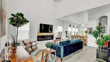 Casa, varias camas, hidromasaje (510 Mueller St #13) | Área de sala de estar | Chimenea