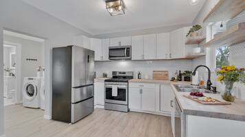 Rumah, 2 Tempat Tidur Queen, hot tub | Dapur pribadi | Lemari es, microwave, oven, dan kompor