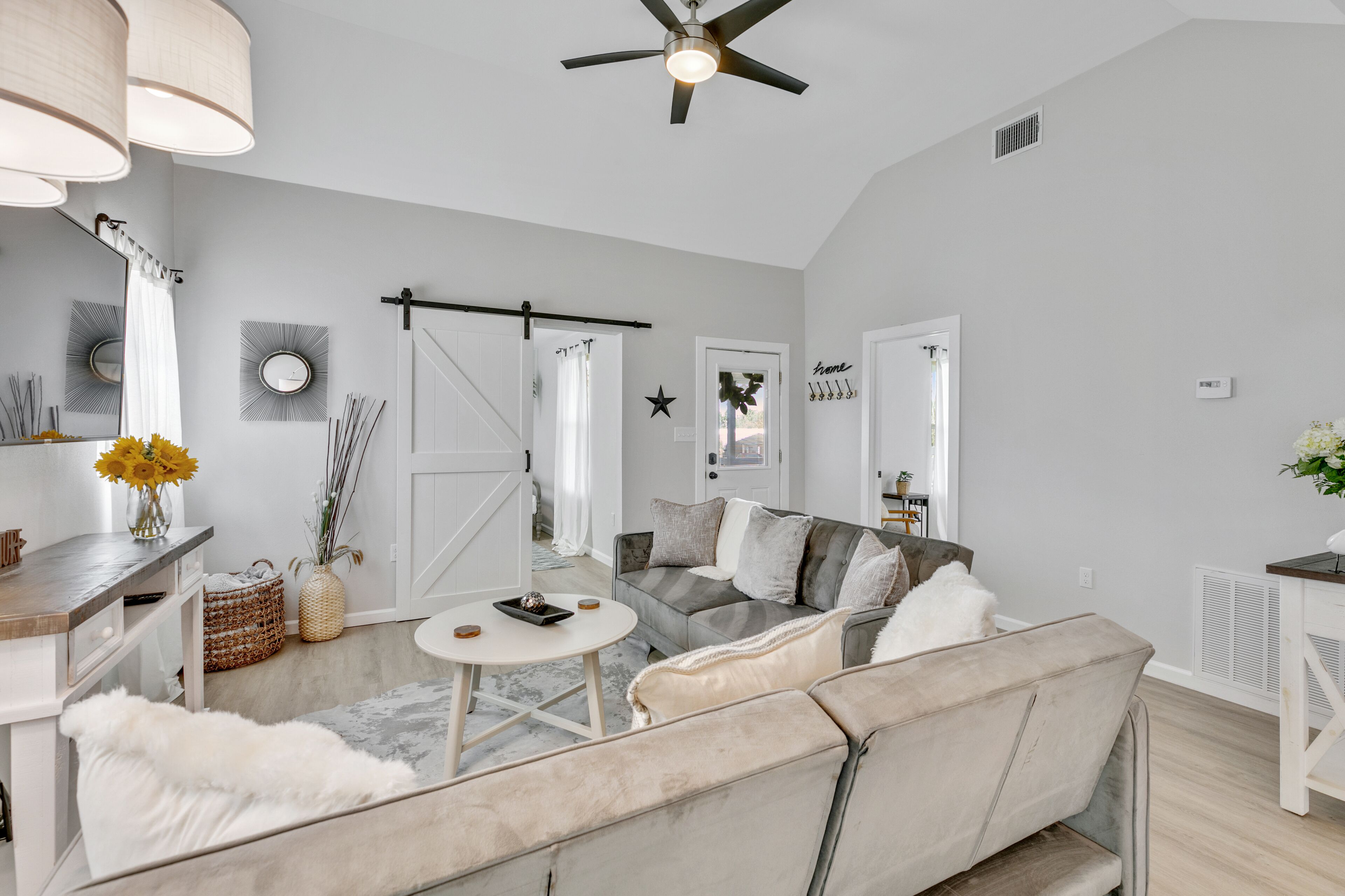 Casa, 2 camas Queen size, hidromasaje | Área de sala de estar | Televisión y chimenea 