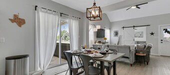 Stunning Haus With Hot Tub, Grill & Fire Pit!