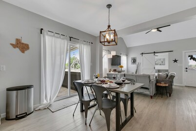 Stunning Haus With Hot Tub, Grill & Fire Pit!