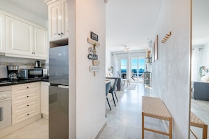 Køleskab, mikrobølgeovn, ovn, kaffe-/temaskine