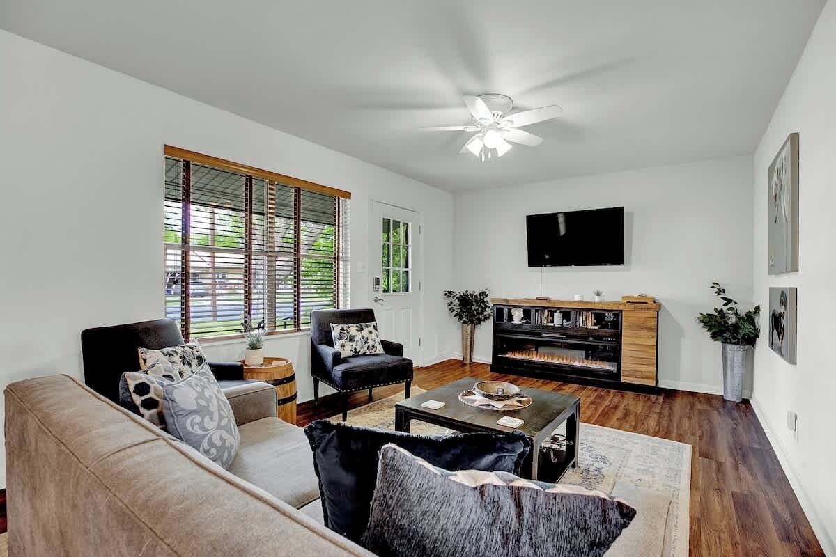 Casa, varias camas, patio (413 W Travis St) | Área de sala de estar