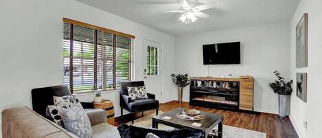 Casa, varias camas, patio (413 W Travis St) | Área de sala de estar