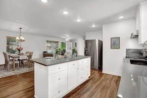 獨棟房屋, 多張床, 庭院 (413 W Travis St) | 用餐區