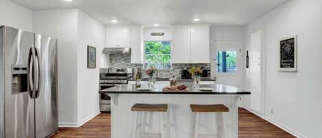 Ferienhaus, Mehrere Betten, Terrasse (413 W Travis St) | Eigene Küche | Wasserkocher mit Kaffee-/Teezubehör