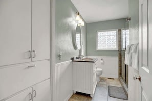 獨棟房屋, 多張床, 庭院 (413 W Travis St) | 浴室 | 毛巾