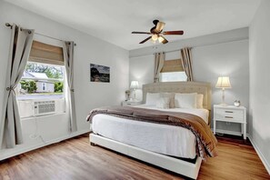 3 bedrooms, individually decorated, individually furnished, bed sheets - Gorgeous Bluebonnet House With Deck and Fire Pit (Fredericksburg)