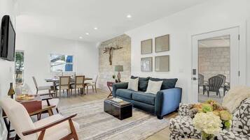 House, Multiple Beds, Patio, City View (403W Austin Carriage) | Living area