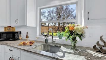 Rumah, Beberapa Tempat Tidur, patio, pemandangan kota (403W Austin Carriage) | Dapur pribadi | Mesin pembuat kopi/teh dan ketel listrik