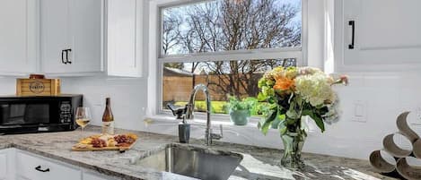 Hus, flere senger, terrasse, byutsikt (403W Austin Carriage) | Eget kjøkken | Kaffetrakter/tekoker og vannkoker