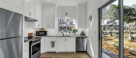 Maison, Plusieurs lits, patio, vue sur la ville (403W Austin Carriage) | Cuisine privée | CafetiÚre-théiÚre