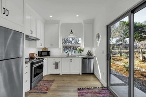 独立别墅, 多张床, 露台, 城市景观 (403W Austin Carriage) | 私人厨房 | 茶具/咖啡用具