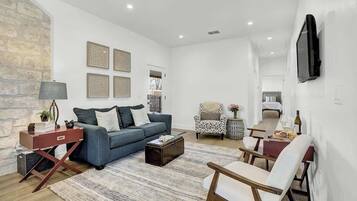 House, Multiple Beds, Patio, City View (403W Austin Carriage) | Living area