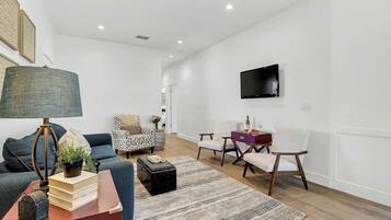 House, Multiple Beds, Patio, City View (403W Austin Carriage) | Living area