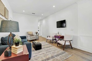 하우스, 침대(여러 개), 파티오, 시내 전망 (403W Austin Carriage) | 거실 공간