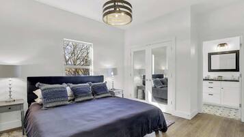 Rumah, Beberapa Tempat Tidur, patio, pemandangan kota (403W Austin Carriage) | 3 kamar tidur dan didekorasi berbeda-beda