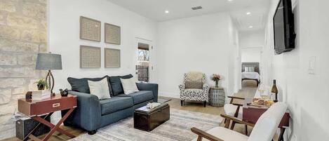 Rumah, Beberapa Tempat Tidur, patio, pemandangan kota (403W Austin Carriage) | Area keluarga