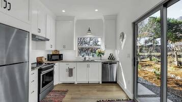 Rumah, Beberapa Tempat Tidur, patio, pemandangan kota (403W Austin Carriage) | Dapur pribadi | Mesin pembuat kopi/teh dan ketel listrik