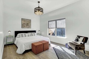 하우스, 침대(여러 개), 파티오, 시내 전망 (403W Austin Carriage) | 3 개의 침실, 각각 다른 스타일의 인테리어, 각각 다르게 가구 비치, 침대 시트