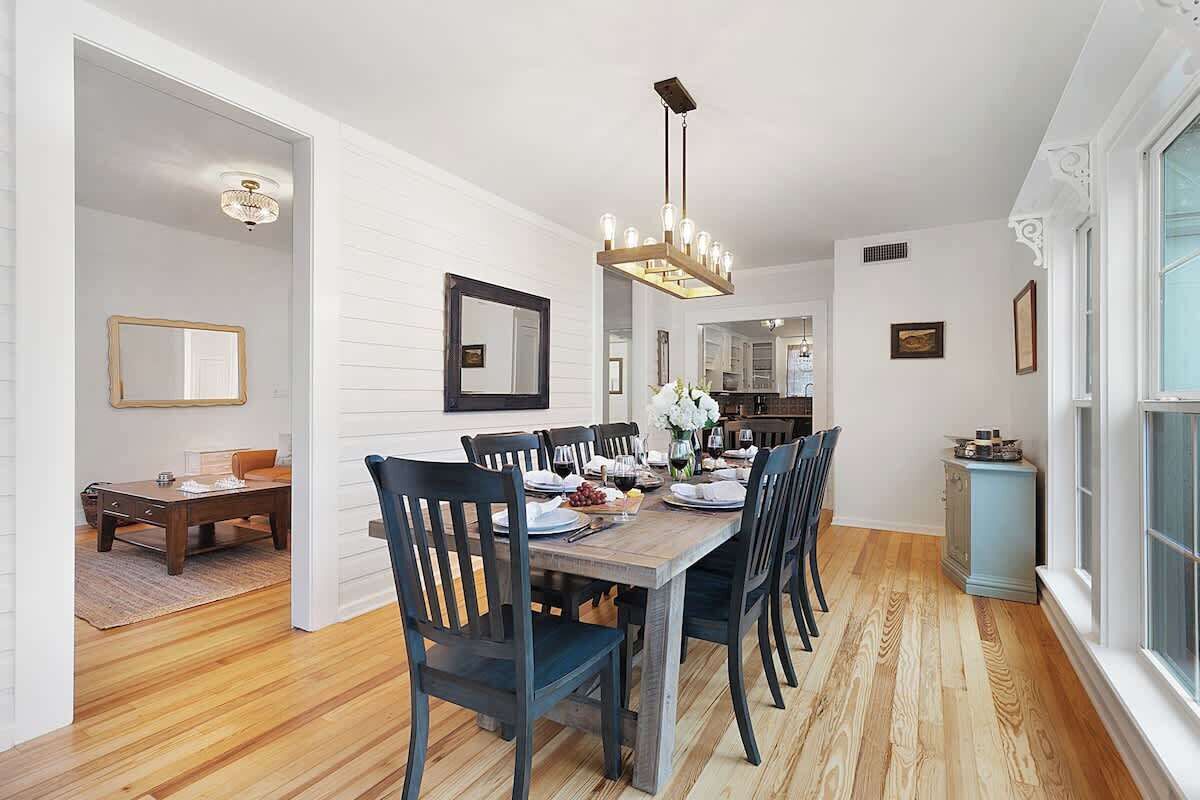 Casa, varias camas, bañera de hidromasaje, vistas a la ciudad (410 E Schubert) | 2 dormitorios, decoración individual, mobiliario individual