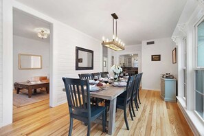 Casa, várias camas, banheira de imersão, vista para a cidade (410 E Schubert) | 2 quartos, individualmente decorados, individualmente mobiliados