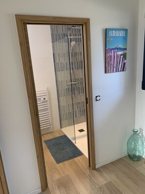 Haartrockner, Handtücher, Seife, Toilettenpapier