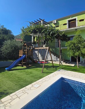 Outdoor pool - Apartment Dawn with playground and pool (Ostrvica- Omiš)