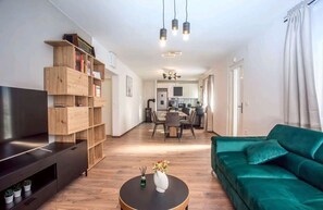 Téléviseur connecté, foyer, table de ping-pong, livres