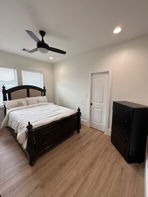 4 bedrooms, WiFi, bed sheets - Downtown Houston Four  Story Roof Top! (Houston)