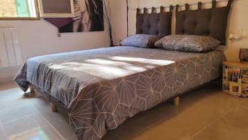 1 chambre, bureau, fer et planche à repasser, lit parapluie