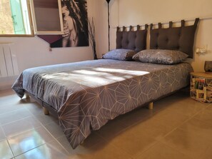 1 chambre, bureau, fer et planche à repasser, lit parapluie