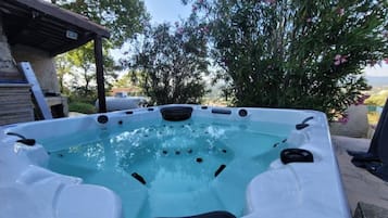 Bain à remous extérieur