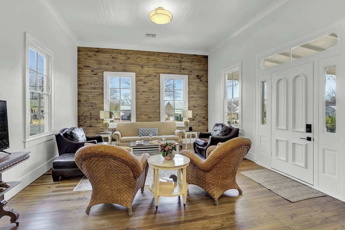 Casa, várias camas, varanda (403 W Austin Combo) | Área de estar