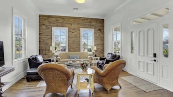 Casa, várias camas, varanda (403 W Austin Combo) | Área de estar