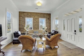 Ferienhaus, Mehrere Betten, Terrasse (403 W Austin Combo) | Wohnbereich