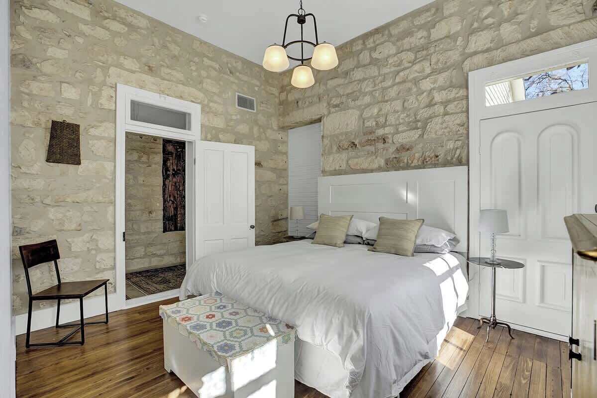House, Multiple Beds, Patio (403 W Austin Combo) | 7 bedrooms, individually decorated, individually furnished, bed sheets