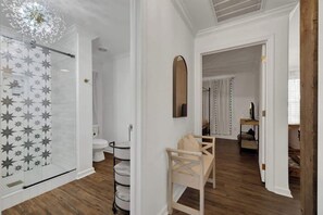 Rumah, Beberapa Tempat Tidur, hot tub (807 Poplar Pl - Mod) | Kamar mandi | Handuk