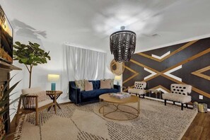 Casa, várias camas, banheira de imersão (807 Poplar Pl - Mod) | Área de estar | TV