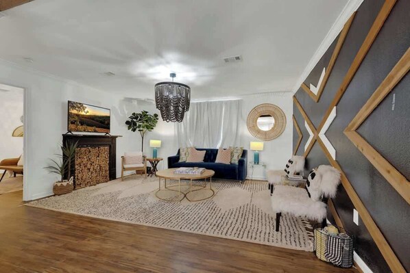 House, Multiple Beds, Hot Tub (807 Poplar Pl - Mod) | Living area | TV